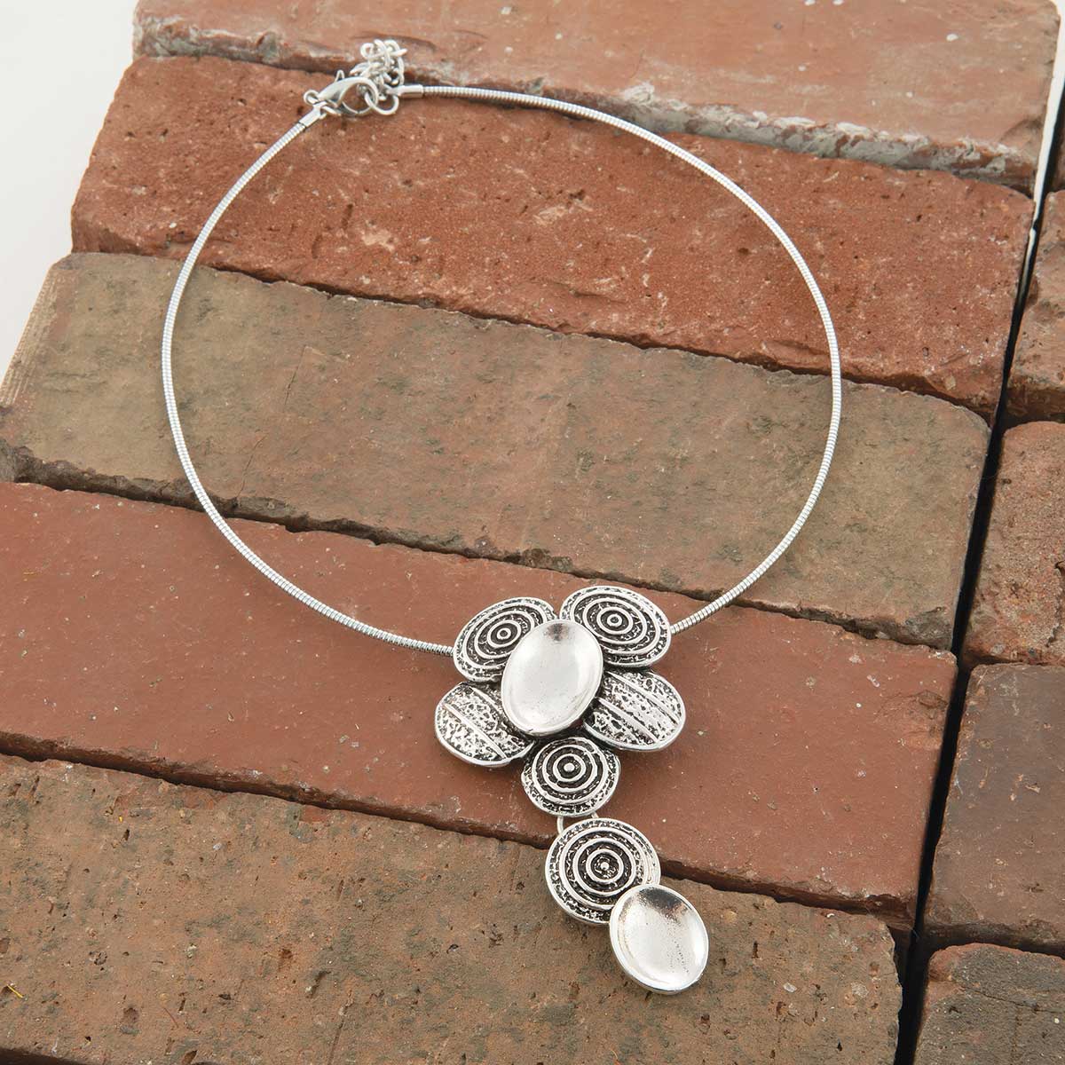 b50 NECKLACE FLOWER CHOKER 2IN X 3IN ; 18IN - 20IN