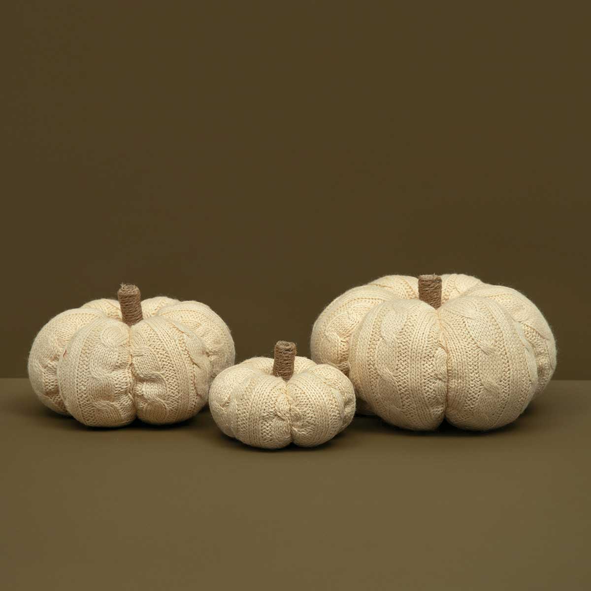 CABLE KNIT PUMPKIN PLUSH CREAM WITH TWINE STEM SMALL 5"X3.5"