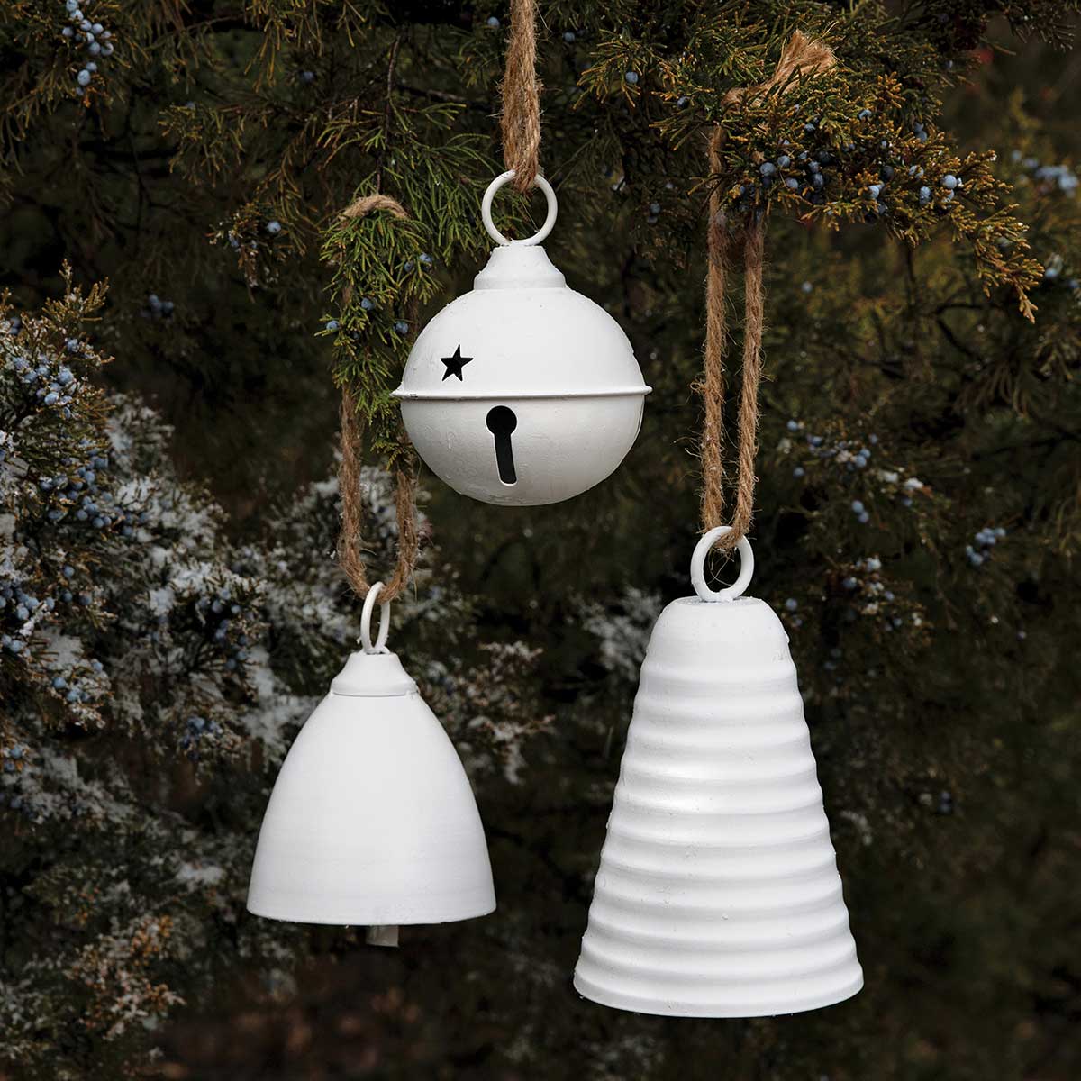 BELL RIBBED MATTE WHITE 4.5IN X 7IN METAL WITH ROPE HANGER