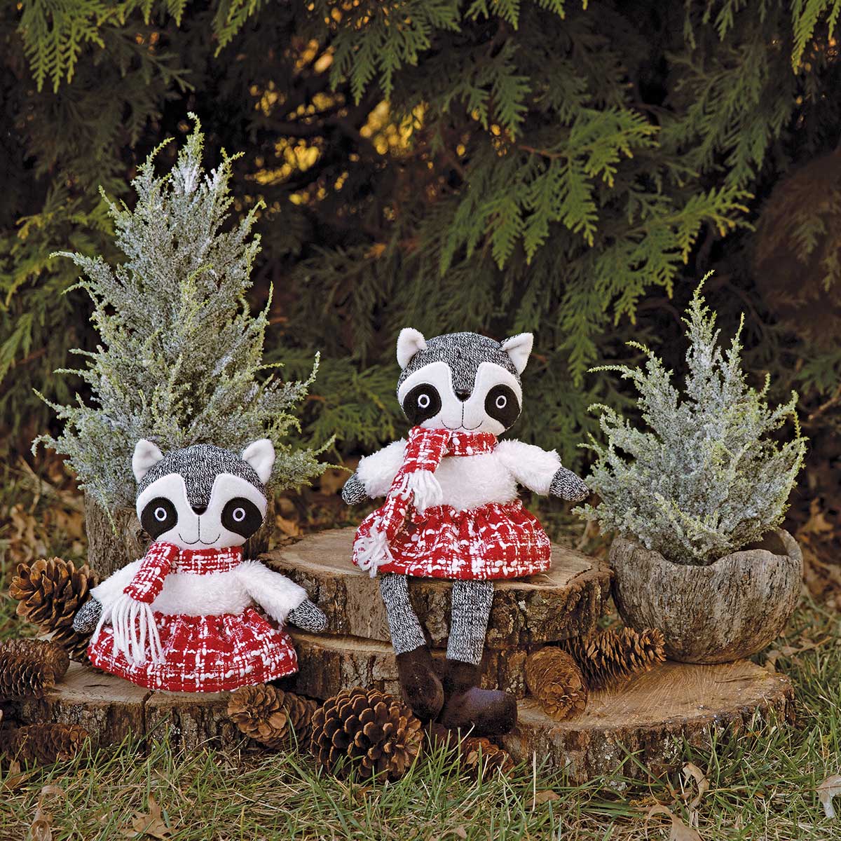 RACCOON WINTER CRITTER WITH LEGS 8IN X 12IN RED/WHITE/GREY