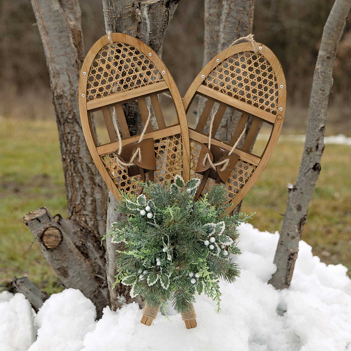 WOOD/WICKER SNOWSHOES NATURAL WITH JUTE HANGER